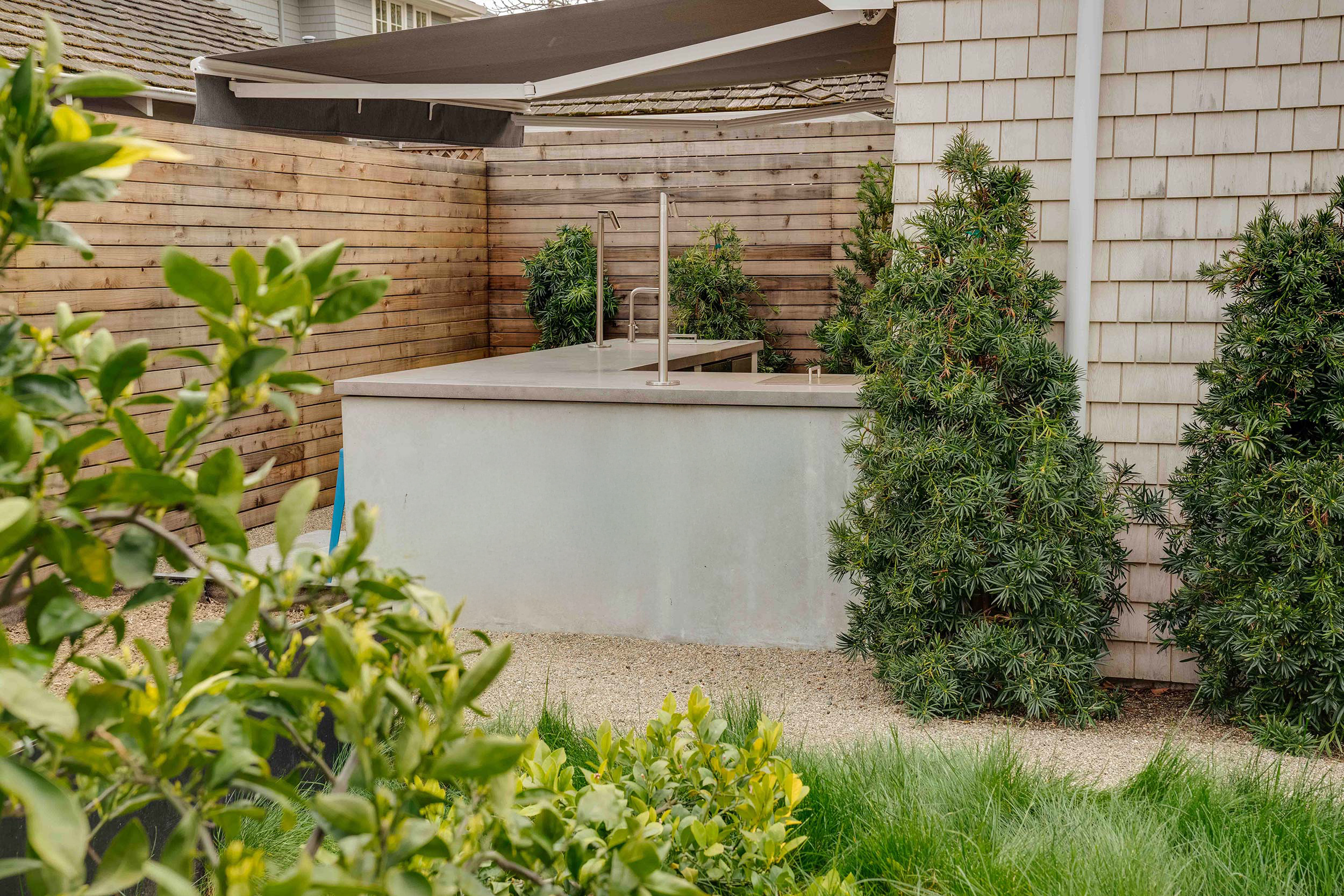 Creating Spaces Palo Alto, CA outdoor kitchen and fence