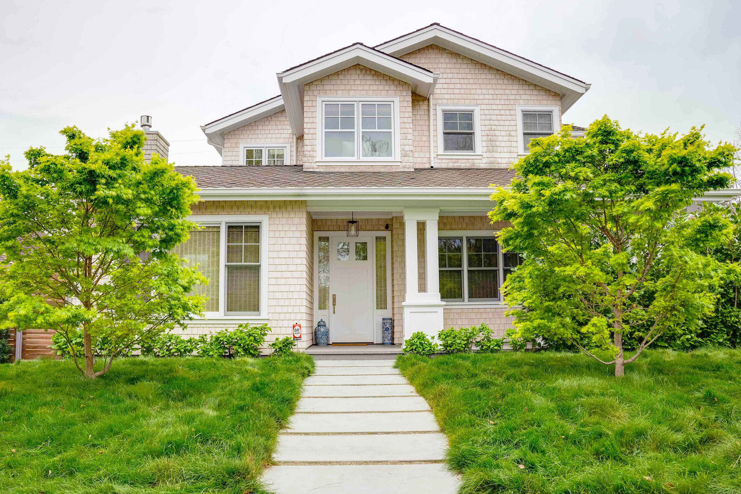 Creating Spaces Palo Alto, CA Front lawn and walkway